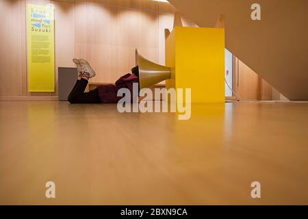 Fille avec la tête dans un conférencier, The Design Museum, Londres Banque D'Images