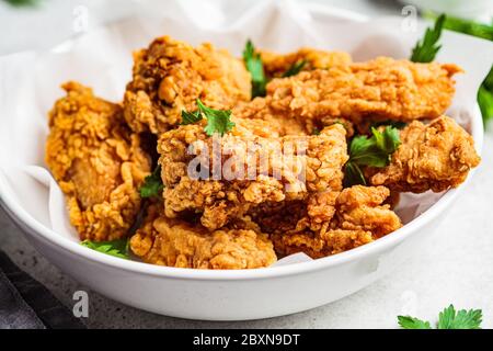 Poulet frits croustillant dans un bol blanc. Banque D'Images