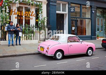 Voiture Nissan Figaro rose, Henrietta St, Londres. Banque D'Images