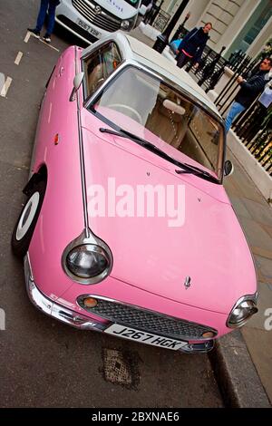 Voiture Nissan Figaro rose, Henrietta St, Londres. Banque D'Images