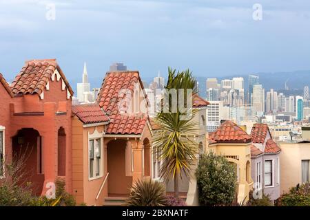 San Francisco, Californie, États-Unis - Maisons sur le quartier de Twin Peaks et le centre-ville. Banque D'Images