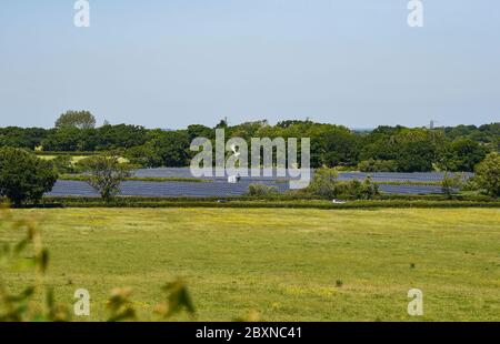 Solar Panel Farm à côté du réservoir Arlington près d'Eastbourne East Sussex UK Sussex UK photo prise par Simon Dack Banque D'Images