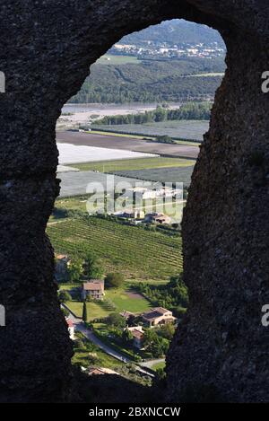 Vue par la fenêtre ou le trou de la formation de roches des Pénitents aux Mées sur la vallée de la Durance Alpes-de-haute-Provence Provence Provence Provence France Banque D'Images