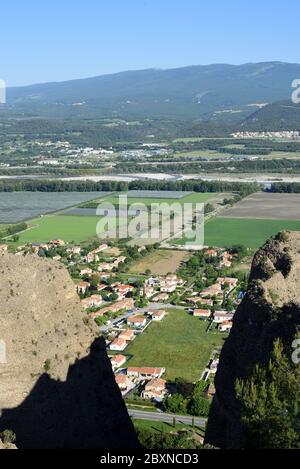 Vue depuis les formations rocheuses des Pententes des Mées aux Mées sur les terres agricoles, les champs et la plaine de Durance Alpes-de-haute-Provence Provence Provence Provence Provence France Banque D'Images