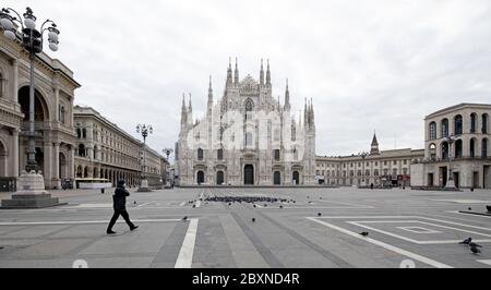 Un homme marche sur la place du Dôme du désert pendant le confinement en raison de l'urgence de Covid-19. Banque D'Images