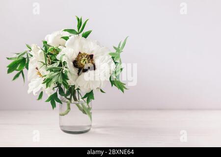 Bouquet romantique d'une pivoine blanche dans un vase sur fond blanc. Placer pour le texte. Banque D'Images