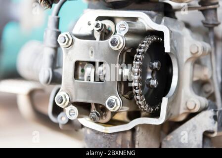 Photo du moteur de moto, du moteur, dans le garage, gros plan Banque D'Images