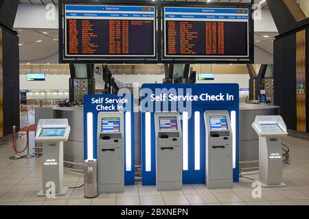 Enregistrement en libre-service à l'aéroport international O. R. Tambo. Banque D'Images