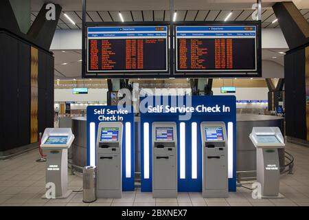 Enregistrement en libre-service à l'aéroport international O. R. Tambo. Banque D'Images