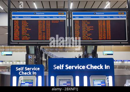 Enregistrement en libre-service à l'aéroport international O. R. Tambo. Banque D'Images