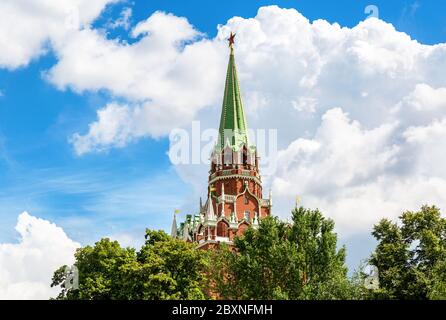 Vue de la tour Borovitskaya du Kremlin de Moscou sur un ciel nuageux. Attractions de Moscou de l'Organisation mondiale du tourisme Banque D'Images