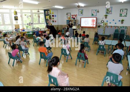 (200608) -- JINAN, 8 juin 2020 (Xinhua) -- les enfants prennent une leçon comme une maternelle rouvre à Jinan, dans la province de Shandong, en Chine orientale, le 8 juin 2020. Les jardins d'enfants de Jinan ont rouvert lundi dans le cadre des mesures de prévention et de contrôle de la COVID-19. (Xinhua/Wang Kai) Banque D'Images