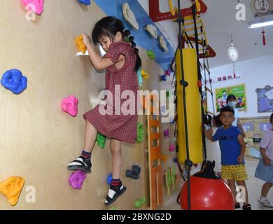 (200608) -- JINAN, 8 juin 2020 (Xinhua) -- les enfants prennent une leçon comme une maternelle rouvre à Jinan, dans la province de Shandong, en Chine orientale, le 8 juin 2020. Les jardins d'enfants de Jinan ont rouvert lundi dans le cadre des mesures de prévention et de contrôle de la COVID-19. (Xinhua/Wang Kai) Banque D'Images