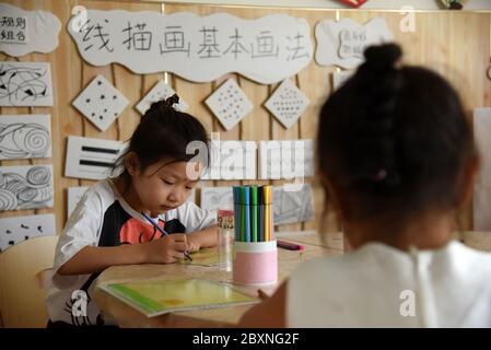 (200608) -- JINAN, 8 juin 2020 (Xinhua) -- les enfants prennent une leçon comme une maternelle rouvre à Jinan, dans la province de Shandong, en Chine orientale, le 8 juin 2020. Les jardins d'enfants de Jinan ont rouvert lundi dans le cadre des mesures de prévention et de contrôle de la COVID-19. (Xinhua/Wang Kai) Banque D'Images