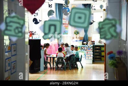 (200608) -- JINAN, 8 juin 2020 (Xinhua) -- les enfants prennent une leçon comme une maternelle rouvre à Jinan, dans la province de Shandong, en Chine orientale, le 8 juin 2020. Les jardins d'enfants de Jinan ont rouvert lundi dans le cadre des mesures de prévention et de contrôle de la COVID-19. (Xinhua/Wang Kai) Banque D'Images