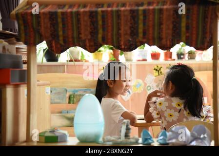 (200608) -- JINAN, 8 juin 2020 (Xinhua) -- les enfants prennent une leçon comme une maternelle rouvre à Jinan, dans la province de Shandong, en Chine orientale, le 8 juin 2020. Les jardins d'enfants de Jinan ont rouvert lundi dans le cadre des mesures de prévention et de contrôle de la COVID-19. (Xinhua/Wang Kai) Banque D'Images