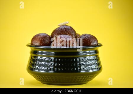 Cuisine indienne traditionnelle sucrée gulab jamun. Dessert indien ou sucré Banque D'Images