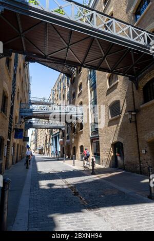 Vue sur la rue de Shad Thames. Un développement de marché sur la rive sud du quai victorien et des entrepôts dans les magasins et les appartements. Londres. Banque D'Images