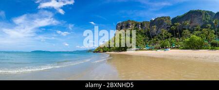 Panorama de la plage d'Ao Pai Plong, Krabi, Thaïlande en été Banque D'Images