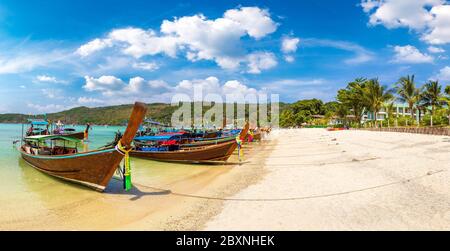 Panorama du bateau traditionnel thaïlandais à longue queue à la plage de Log Dlum sur l'île de Phi Phi Don, en Thaïlande, en été Banque D'Images