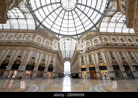 Le vide de la galerie Vittorio Emanuele avec des magasins fermés pendant le confinement causé par le Covid-19 à Milan, Italie. Banque D'Images