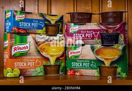 Gamme de pots Knorr stock en boîtes – sans gluten, plat dissoldable, en poisson, en bœuf riche et en légumes, sur une étagère dans une armoire en pin. Banque D'Images