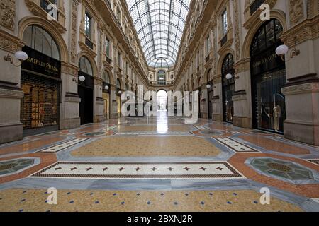 Le vide de la galerie Vittorio Emanuele avec des magasins fermés pendant le confinement causé par le Covid-19 à Milan, Italie. Banque D'Images