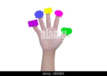 Bulles de parole multicolores sur les doigts de main d'enfant isolés sur fond blanc, avec masque. Banque D'Images