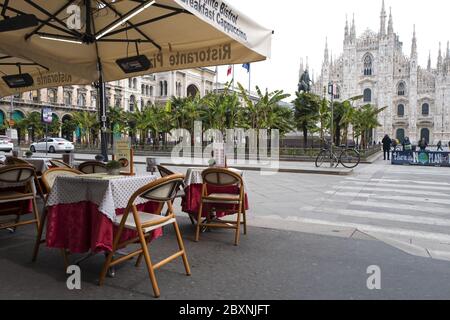 Le café restaurant vide de la place Duomo, pendant le confinement dû à l'urgence Covid-19, à Milan, italie. Banque D'Images