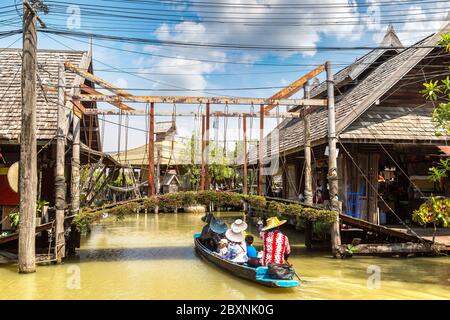 Marché flottant à Pattaya, Thaïlande en été Banque D'Images