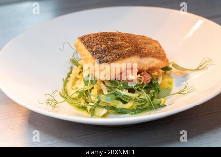 Filet de saumon poêlé avec salade de samphir et fenouil Banque D'Images