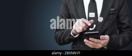 Homme d'affaires utilisant un smartphone avec icône (téléphone mobile, e-mail, adresse), espace de copie. Concept de service à la clientèle centre d'appels contact. Contact informaa Banque D'Images
