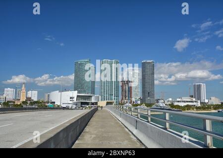 Vue sur la tour Freedom et les gratte-ciels du centre-ville de Miami Banque D'Images