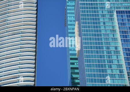 MIAMI, USA - 19 MARS 2017 : gros plan des gratte-ciel du centre-ville de Miami sur ciel bleu Banque D'Images