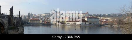 Vue panoramique panoramique sur la Vltava vers la ville de Lesser avec le pont Charles sur la gauche, Prague, République Tchèque. Banque D'Images