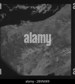 AS09-26C-3798C - Apollo 9 - Apollo 9 image de mission - S0-65 Photographie multispectrale - Californie; portée et contenu: La base de données originale décrit ceci comme: Description: Observation de la Terre prise par l'équipage Apollo 9. Vue sur San Diego, pointe de la mer de Salton et montagnes enneigées en Californie. La latitude était de 33.01 N par Longitude 116.55 W, le chevauchement était de 7.5 %, les milles d'altitude étaient de 131 et la couverture nuageuse était de 10 %. Cette imagerie a été prise dans le cadre de l'expérience S0-65 de la NASA intitulée «Photographie de terrain à spectre de mesure». L'expérience permet de réaliser simultanément des photographies par satellite de la surface de la Terre en trois jours Banque D'Images