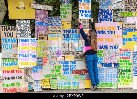 Hermione Wilson aide à installer une nouvelle œuvre d'art à Jupiter Artland, Édimbourg, créée en hommage au NHS, intitulée « A Thousand Thank yous », initialement conçue par le regretté Allan Kaprow, qui se compose de messages peints en couleurs sur carton et qui a été dirigée à distance par l'artiste londonien Peter Liversidge. Banque D'Images