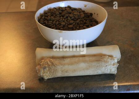 Rawhide mâcher à côté de chien kibble. Thème de la nourriture controversée pour chiens. Banque D'Images