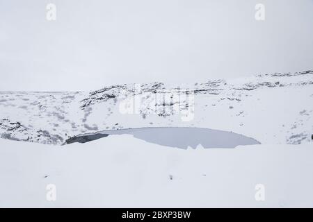 Cratère du volcan Kerid pendant l'hiver la neige en Islande Banque D'Images