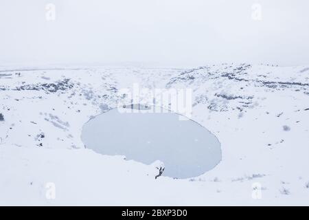 Cratère du volcan Kerid pendant l'hiver la neige en Islande Banque D'Images