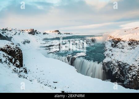 Cascade de Gullfoss afficher dans le canyon de la rivière Hvita pendant hiver neige l'Islande Banque D'Images