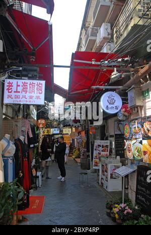 Tianzifang à Shanghai, Chine. Le quartier de Tianzifang est un quartier de ruelles de Shanghai connu pour ses boutiques d'art et d'artisanat, ses cafés et ses studios d'art. Banque D'Images