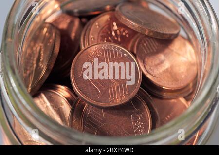 euro cents dans un pot en verre Banque D'Images