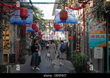 Tianzifang à Shanghai, Chine. Le quartier de Tianzifang est un quartier de ruelles de Shanghai connu pour ses boutiques d'art et d'artisanat, ses cafés et ses studios d'art. Banque D'Images