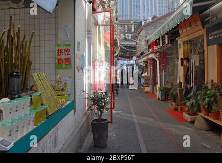 Tianzifang à Shanghai, Chine. Le quartier de Tianzifang est un quartier de ruelles de Shanghai connu pour ses boutiques d'art et d'artisanat, ses cafés et ses studios d'art. Banque D'Images