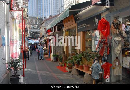 Tianzifang à Shanghai, Chine. Le quartier de Tianzifang est un quartier de ruelles de Shanghai connu pour ses boutiques d'art et d'artisanat, ses cafés et ses studios d'art. Banque D'Images