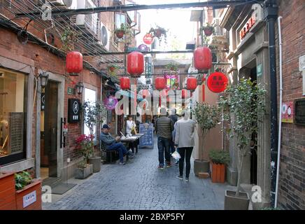 Tianzifang à Shanghai, Chine. Le quartier de Tianzifang est un quartier de ruelles de Shanghai connu pour ses boutiques d'art et d'artisanat, ses cafés et ses studios d'art. Banque D'Images