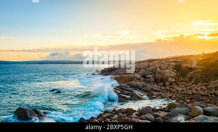 Port Elliot littoral sauvage au coucher du soleil, péninsule de Fleurieu, Australie méridionale Banque D'Images