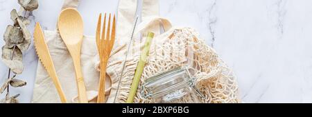 Ensemble de couverts en bambou écologiques sur fond de marbre blanc. Un style de vie durable. Concept sans plastique. Plan d'affichage, vue de dessus, maquette Banque D'Images