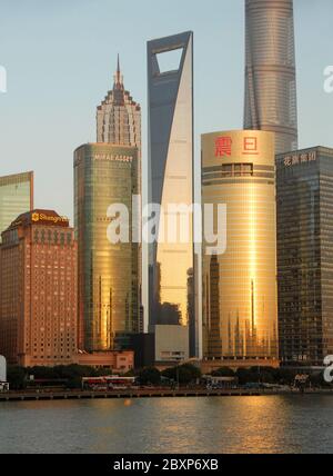 Les grands bâtiments modernes dans le quartier des affaires de Lujiazui à Pudong, Shanghai, Chine. Vue sur la Tour de Shanghai et le World Financial Center. Banque D'Images